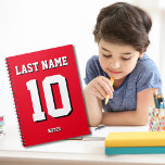 Aangepast rood op naam Sports Jersey Nummer Notitieboek<br><div class="desc">De naam,  het aantal en de dalingsschaduw zijn klantgericht zodat kunt u een sportief uitziend maar nuttig notitieboek uniek maken en aan uw favoriete sportteamkleuren of kamerdecor aanpassen. Rode achtergrond.</div>