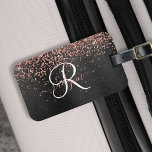 Aangepast Roos Gold Glitter Black Sparkle Monogram Bagagelabel<br><div class="desc">Pas dit trendy elegante bagagelabel-ontwerp met  roos gouden mousserende glitter eenvoudig aan op een zwarte geborstelde metalen achtergrond.</div>