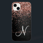 Aangepast Roos Gold Glitter Black Sparkle Monogram Case-Mate iPhone 14 Plus Hoesje<br><div class="desc">Pas dit trendy elegante telefoondoosontwerp eenvoudig aan met  roos gouden mousserende glitter op een zwarte geborstelde metalen achtergrond.</div>