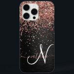 Aangepast Roos Gold Glitter Black Sparkle Monogram iPhone 16 Pro Max Hoesje<br><div class="desc">Pas dit trendy elegante telefoondoosontwerp eenvoudig aan met  roos gouden mousserende glitter op een zwarte geborstelde metalen achtergrond.</div>