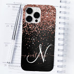 Aangepast Roos Gold Glitter Black Sparkle Monogram Case-Mate iPhone 14 Pro Max Hoesje<br><div class="desc">Personaliseer dit trendy elegante telefoonhoesontwerp met  rozen gouden sprankelende faux glitter op een zwart geborstelde metalen achtergrond.</div>