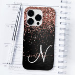 Aangepast Roos Gold Glitter Black Sparkle Monogram Case-Mate iPhone 14 Pro Hoesje<br><div class="desc">Pas dit trendy elegante telefoondoosontwerp eenvoudig aan met  roos gouden mousserende glitter op een zwarte geborstelde metalen achtergrond.</div>