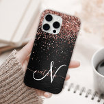 Aangepast Roos Gold Glitter Black Sparkle Monogram iPhone 15 Pro Max Hoesje<br><div class="desc">Pas dit trendy elegante telefoondoosontwerp eenvoudig aan met  roos gouden mousserende glitter op een zwarte geborstelde metalen achtergrond.</div>