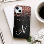 Aangepast Roos Gold Glitter Black Sparkle Monogram iPhone 15 Mini Hoesje<br><div class="desc">Pas dit trendy elegante telefoondoosontwerp eenvoudig aan met  roos gouden mousserende glitter op een zwarte geborstelde metalen achtergrond.</div>