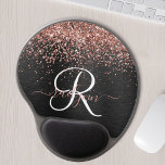 Aangepast Roos Gold Glitter Black Sparkle Monogram Gel Muismat<br><div class="desc">Pas dit trendy elegante gelmuismatje eenvoudig aan met  roos gouden mousserende glitter op een zwarte geborstelde metalen achtergrond.</div>