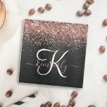 Aangepast Roos Gold Glitter Black Sparkle Monogram Glazen Onderzetter<br><div class="desc">Pas dit trendy elegante glazen onderzetter met  roos gouden mousserende glitter eenvoudig aan op een zwarte geborstelde metalen achtergrond.</div>