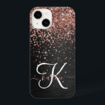 Aangepast Roos Gold Glitter Black Sparkle Monogram iPhone 14 Hoesje<br><div class="desc">Pas dit trendy elegante telefoondoosontwerp eenvoudig aan met  roos gouden mousserende glitter op een zwarte geborstelde metalen achtergrond.</div>