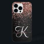 Aangepast Roos Gold Glitter Black Sparkle Monogram iPhone 14 Pro Max Hoesje<br><div class="desc">Pas dit trendy elegante telefoondoosontwerp eenvoudig aan met  roos gouden mousserende glitter op een zwarte geborstelde metalen achtergrond.</div>