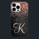 Aangepast Roos Gold Glitter Black Sparkle Monogram iPhone 14 Pro Max Hoesje<br><div class="desc">Pas dit trendy elegante telefoondoosontwerp eenvoudig aan met  roos gouden mousserende glitter op een zwarte geborstelde metalen achtergrond.</div>