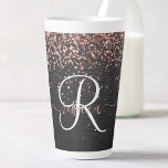 Aangepast Roos Gold Glitter Black Sparkle Monogram Latte Mok<br><div class="desc">Pas dit trendy elegante latte mok-ontwerp met  roos gouden mousserende glitter eenvoudig aan op een zwarte geborstelde metalen achtergrond.</div>