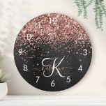 Aangepast Roos Gold Glitter Black Sparkle Monogram Ronde Klok<br><div class="desc">Pas dit trendy elegante ontwerp van de  met  roos gouden mousserende glitter eenvoudig aan op een zwarte geborstelde metalen achtergrond.</div>