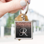 Aangepast Roos Gold Glitter Black Sparkle Monogram Sleutelhanger<br><div class="desc">Pas dit trendy elegante ontwerp van de sleutelhanger met  roos gouden mousserende glitter eenvoudig aan op een zwarte geborstelde metalen achtergrond.</div>
