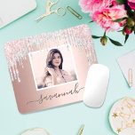 Aangepast roos goudglitter zwart roze zilver muismat<br><div class="desc">Een chique rozen gouden achtergrond versierd met blush roze faux zilveren glitter druppels, verf druipende look. Personaliseer en voeg jouw namen toe die zijn geschreven met een groot trendy handgeschreven stijlscript met moerassen. Grijze letters. Als u wilt dat de swashes alleen de voorbeeldnaam verwijderen, laat u de spaties of emoji's...</div>