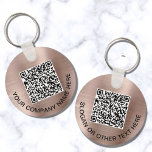 Aangepast Roos voor speciale acties met QR-code Go Sleutelhanger<br><div class="desc">Moderne,  eenvoudige promotionele sleutelhanger voor uw bedrijf of organisatie met een geborsteld roos gouden faux metalen achtergrond. Voer het URL-adres van uw website in om een scannbare QR-code te creëer en voeg twee regels aangepaste tekst toe,  zoals uw bedrijfsnaam,  slogan,  bedankt,  enz.</div>