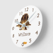 Aangepast schattig neusrode eekhoorn in sneeuw ronde klok