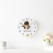 Aangepast schattig neusrode eekhoorn in sneeuw ronde klok