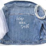 Aangepast script, Toekomst Mrs Jean Wedding Denim Jacket<br><div class="desc">Vier je verloving met een statement denim jean bruidsjas! Maak prachtige herinneringen met prachtig verloving, save-the-date en vrijgezellenfeest fotoshoots! Custom design met "Future Mrs" en uw achternaam in een prachtige mix van moderne handgeschreven kalligrafie en bloktypografie. Matching bruids party jassen met tekst secties zodat u hun naam en hun partij...</div>