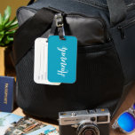 Aangepast script voor Trendy Script Aangepaste naa Bagagelabel<br><div class="desc">Pas dit leuke,  trendy bagagelabel van de manuscriptkalligrafie met jouw naam aan! Dit is de blauwgroen blauwe versie. Geweldig voor je zomervakantie,  bachelorette feestjes,  het zomerkamp van kinderen,  of de lentespauze!</div>