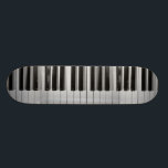 Aangepast skateboard voor pianotoetsenbord<br><div class="desc">Of je nu pianovirtuoos bent of iemand die nauwelijks Chopsticks kan spelen,  je bent er zeker van dat je van dit zwarte en witte Pianoletskateboard op maat houdt.</div>