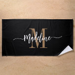 Aangepast stijlvol monogram met zwarte goudnaam strandlaken<br><div class="desc">Moderne, trendy en stijlvolle strandhanddoek met uw aangepaste naam en initiaal in een ontwerp voor een draaiboek met draaiende bloemen (houd de emoticons of spaties naast de volledige naam op zijn plaats zodat zirls blijven bestaan). Dit is de gouden toon en de zwarte versie. Gemakkelijk om grootte aan te passen...</div>