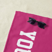 Aangepast strandhanddoekgeschenk met gele softbal- strandlaken (In situ)