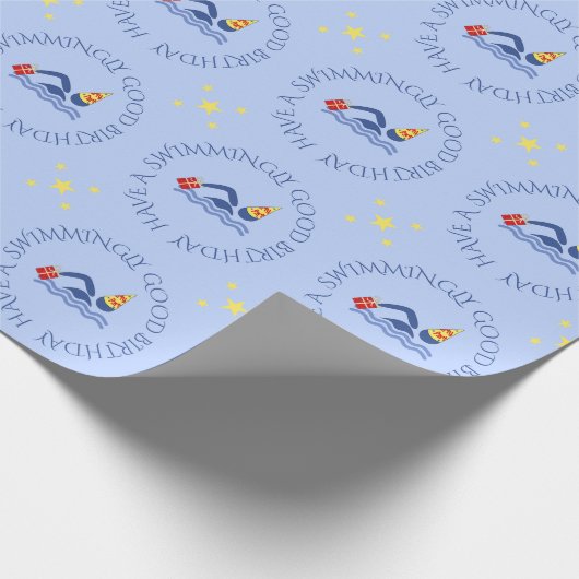 Aangepast tekstblauw op jaardag zwemmer cadeaupapier (Hoek)