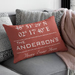 Aangepast thuisadres voor Latitude-reeks - Naam Accent Kussen<br><div class="desc">Latitude Longitude Home Decor. Een unieke manier om de locatie van je huis te laten zien. Pas het met om het even welke achtergrondkleur aan. Perfect geschenk voor de opwarming van de aarde. Als je de lengte en breedtegraad van je huis wilt vinden, kopieer en plak je deze link naar...</div>