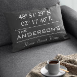 Aangepast thuisadres voor Latitude-reeks - Naam Accent Kussen<br><div class="desc">Latitude Longitude Home Decor. Een unieke manier om de locatie van je huis te laten zien. Pas het met om het even welke achtergrondkleur aan. Perfect geschenk voor de opwarming van de aarde. Als je de lengte en breedtegraad van je huis wilt vinden, kopieer en plak je deze link naar...</div>