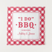 Aangepast trouwmonogram 'I Do BBQ' in rood geruit Wandkleed (Voorkant)
