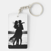 Aangepast twee foto's maken het zwart en wit sleutelhanger (achterkant)