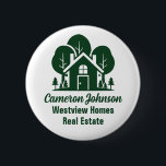 Aangepast vastgoedbedrijf Green Forest House Ronde Button 5,7 Cm<br><div class="desc">Deze naamplaatsknop van een bosvastgoedbedrijf is perfect aangepast voor een makelaar die gespecialiseerd is in huizen in de buurt van de wildernis of bossen. Het groene silhouet van bomen achter een blokhut en gepersonaliseerd met uw agent en echte bedrijfsnaam voor marketing in het achterland.</div>