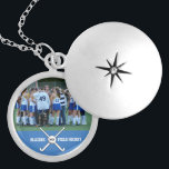 Aangepast veld Hockey Foto Collage Naam Team numme Locket Ketting<br><div class="desc">Deze gepersonaliseerde hockeyfotocollage bevat uw geüploade foto's, knisperde hockeysticks in het veld, een bal, het nummer van uw speler en uw keuze voor tekst - teamnamen, de naam van de coach, de naam van de speler, het nummer, enz. Verander gemakkelijk de achtergrondkleur om aan te passen aan uw teamkleuren -...</div>
