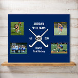 Aangepast veld Hockey Foto Collage Naam Team numme Poster<br><div class="desc">Deze gepersonaliseerde hockeyfotocollage bevat uw geüploade foto's, knisperde hockeysticks in het veld, een bal, het nummer van uw speler en uw keuze voor tekst - teamnaam, de naam van de coach, de naam van de speler, het nummer, enz. Verander gemakkelijk de achtergrondkleur om uw teamkleuren aan te passen - klik...</div>