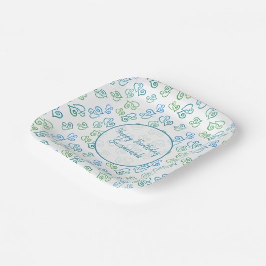 Aangepast verbonden groen blauw hartpatroon over w papieren bordje (Gebogen)