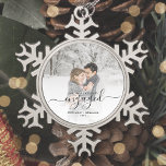 Aangepast voor eerste Kerstmis met grijs script Tin Sneeuwvlok Ornament<br><div class="desc">Herinneer je verloving met dit mooie, moderne keepdoesie ornament. De grijze tekst leest "Onze eerste kerst bezet, "met het woord "bezeten"in elegant handschrift manuscript met bloei voor en na. Vervang het afbeelding van de steekproef met uw favoriete foto, en voeg uw namen en het jaar toe. Een witte de hulp...</div>