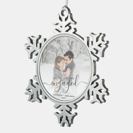 Aangepast voor eerste Kerstmis met grijs script Tin Sneeuwvlok Ornament (Rechts)