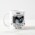 Aangepast voor onze eerste Vaderdag cadeaubon zoda Koffiemok<br><div class="desc">IK KAN NIET WACHTEN OM JE TE MEERDEREN ZEGGEN DAT JE GOED BENT!!!, AANGEPASTE Papa om te zijn, mok van de aankondiging van de Baby, geschenk voor nieuwe vader, eerste vaderdag, nieuwe papa cadeautjes, zwangerschaps onthulling, vader om mok te zijn *** als je een ontwerpprobleem tegenkomt of hulp nodig hebt,...</div>