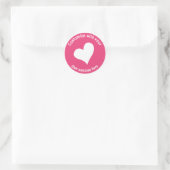 Aangepast wit hart op roze ronde sticker (Tas)