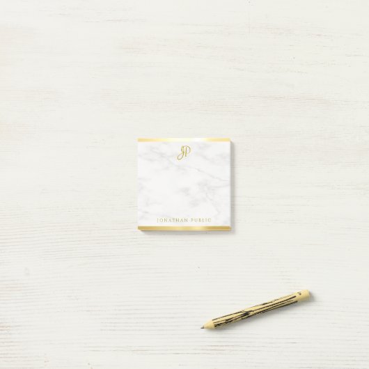 Aangepast wit marmer Gold-kalligrafie-monogram Post-it® Notes (Op bureau)