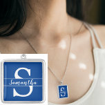 Aangepast wit monogram Initiaal Naam Blauw vierkan Zilver Vergulden Ketting<br><div class="desc">Aangepast wit monogram Initiaal Naam Blauw vierkant Zilver geplateerd Ketting. Pas deze sjabloon aan met uw monogram initiaal en naam. Geef het verder uit om de achtergrondkleur te veranderen of een foto,  of een kunstwerk toe te voegen. Contact opnemen op admin@giftsyoutreasure.com</div>