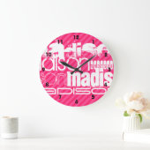 Aangepast wit naampatroon op hotroze strepen grote klok (Huis)