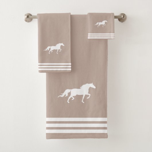 Aangepast wit paard & drie strepen op licht beige bad handdoek (Insitu)