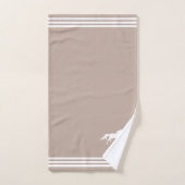 Aangepast wit paard & drie strepen op licht beige bad handdoek (Handdoek)