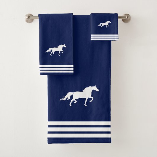 Aangepast wit paard en drie strips op marineblauw bad handdoek (Insitu)