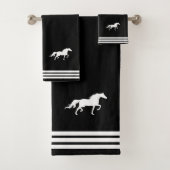Aangepast wit paard en drie strips op zwart bad handdoek (Insitu)
