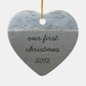 Aangepast zand hart onze eerste kerstversiering keramisch ornament (Achterkant)