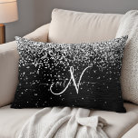Aangepast zilveren glitter-zwart monogram accent kussen<br><div class="desc">Pas dit trendy elegante accuspanvormig kussen eenvoudig aan met  zilveren mousserende glitter op een zwarte geborstelde metalen achtergrond.</div>