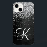 Aangepast zilveren glitter-zwart monogram Case-Mate iPhone 14 hoesje<br><div class="desc">Pas dit trendy elegante telefoondoosontwerp eenvoudig aan met  zilveren mousserende glitter op een zwarte geborstelde metalen achtergrond.</div>