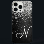 Aangepast zilveren glitter-zwart monogram iPhone 16 pro max hoesje<br><div class="desc">Pas dit trendy elegante telefoondoosontwerp eenvoudig aan met  zilveren mousserende glitter op een zwarte geborstelde metalen achtergrond.</div>