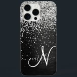 Aangepast zilveren glitter-zwart monogram iPhone 16 pro max hoesje<br><div class="desc">Pas dit trendy elegante telefoondoosontwerp eenvoudig aan met  zilveren mousserende glitter op een zwarte geborstelde metalen achtergrond.</div>